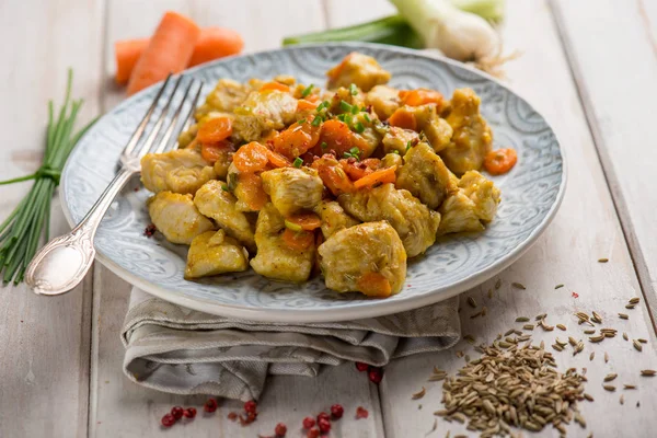 Poulet cuit avec du poireau de carottes et des graines de fenouil — Photo