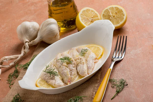 Red mullet fillet with lemon sauce and garlic — Stock Photo, Image