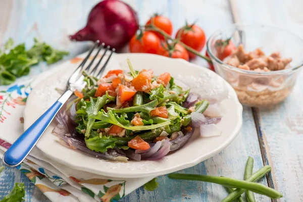 Salade met tonijn groene bonen gestoofd rode uien en sla — Stockfoto