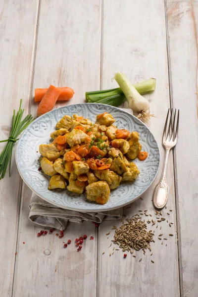 Poulet cuit avec du poireau de carottes et des graines de fenouil — Photo