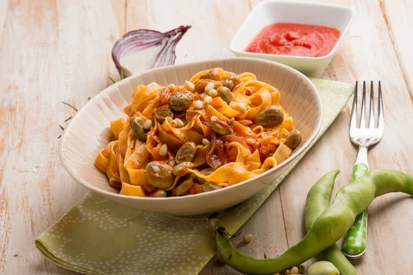 Geniş fasulye domates ve çam fıstığı ile fettuccine makarna — Stok fotoğraf