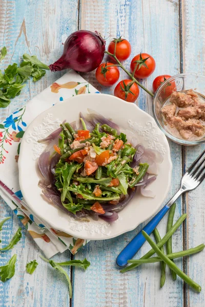 Salad with tuna green beans stewed red onions and lettuce — Stock Photo, Image
