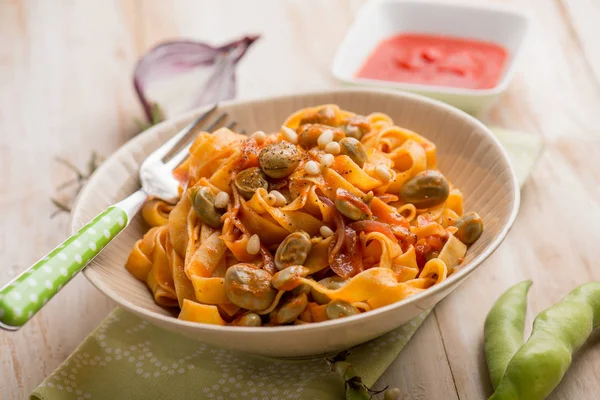 Pasta fettuccine con tomate de haba y piñones —  Fotos de Stock