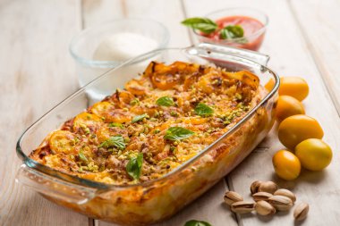 Mozzarella 'lı lazanya taze domates ve fıstık.