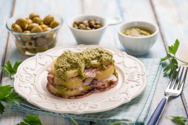 Patatesli ahtapot carpaccio. Yeşil zeytin ve pesto sosu.