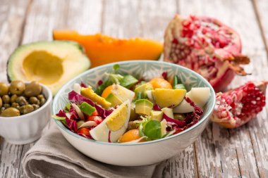 Karışık avokado salatası, nar kavunu ve salata.