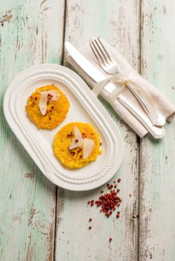 Kızarmış pirinç, parmesan peynirli ve pembe biberli.