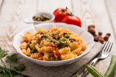 taze domatesli makarna yeşil bezelye kapari ve fındık
