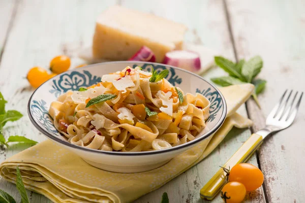 Tagliatelle Con Pomodori Freschi Gialli Formaggio Pecora Foglie Menta — Foto Stock