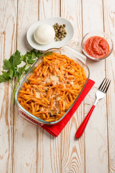 Pasta Forno Con Salsa Pomodoro Mozzarella Capperi — Foto Stock