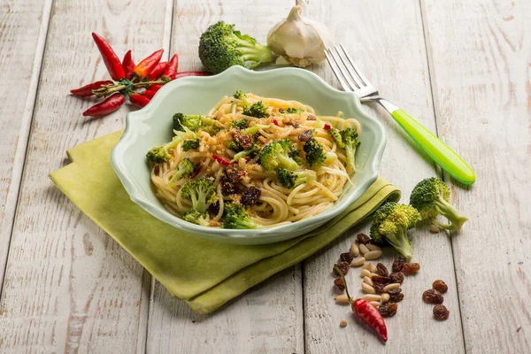 Spaghetti Con Broccoli Uva Secca Pinoli Peperoncino Piccante — Foto Stock