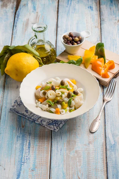 Sepia Salat Med Peberfrugt Sorte Oliven Basilikum - Stock-foto