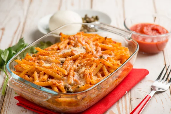 Nudeln Ofen Mit Tomatensauce Mozzarella Und Kapern — Stockfoto