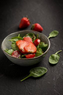 Çilekli ve domatesli ıspanak salatası.