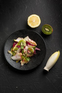 Karışık salata, marul, pancar salatası ve limon suyu.