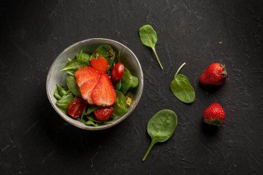 Çilekli ve domatesli ıspanak salatası.