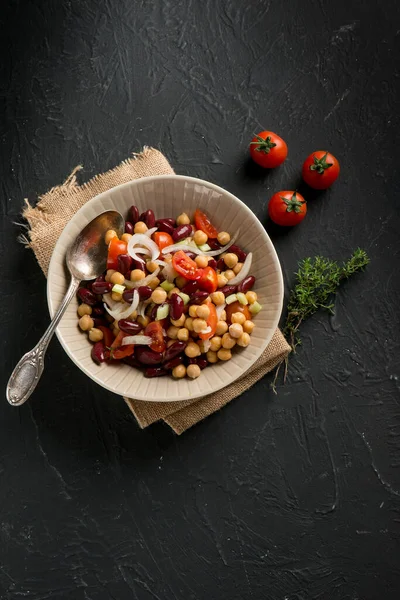 Sałatka Ciecierzycy Witn Czerwona Fasola Pomidor Cebula Grasica — Zdjęcie stockowe