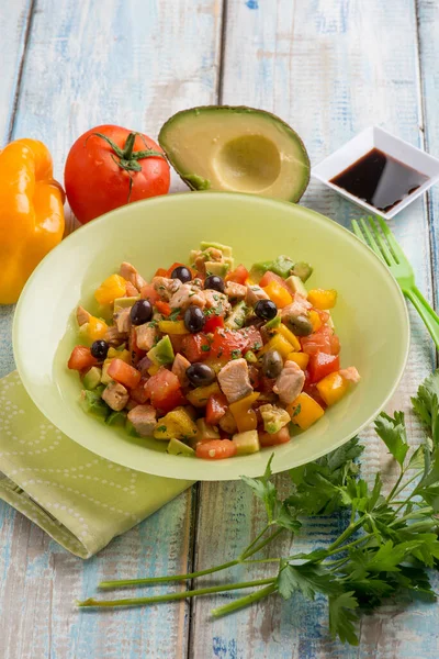 Ensalada Salmón Con Palta Capsicum Tolates Salsa Soja —  Fotos de Stock