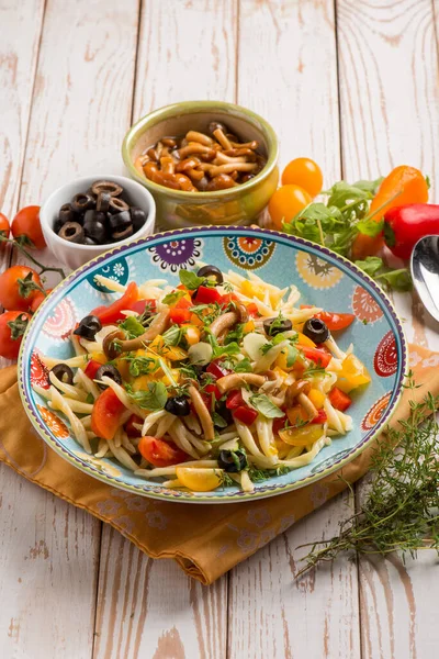 Cold Salad Pasta Witn Mushroom Tomatoes Capsicum Black Olives — Stok fotoğraf