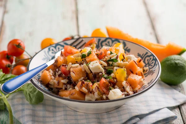 Salada Arroz Com Mussarela Melão Arroz Preto Tomates — Fotografia de Stock