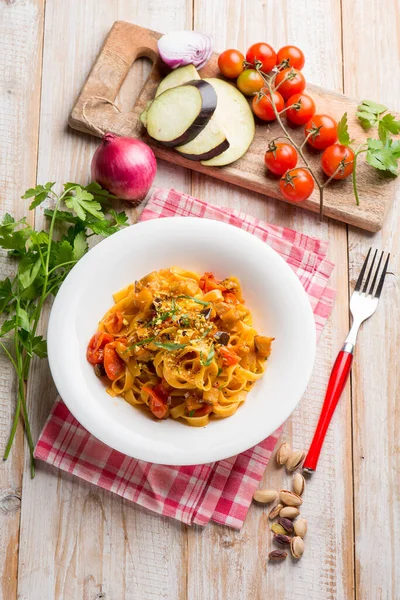 Tagliatelle Pasta Eggpalnts Fresh Tomatoes — Stockfoto