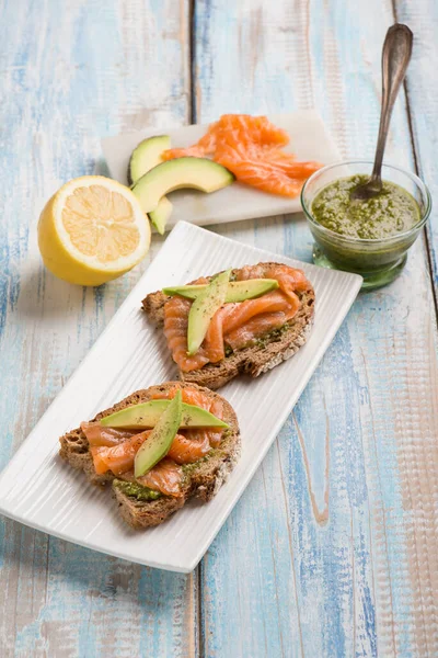 Scheibenbrot Mit Pesto Sauce Geräucherter Lachs Und Avocado — Stockfoto