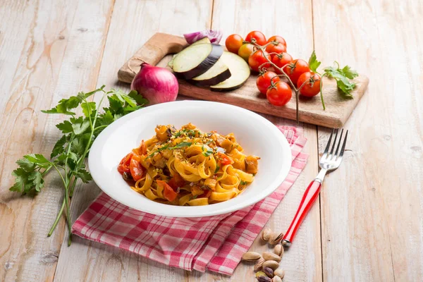 Tagliatelle Nudeln Mit Eierlikör Und Frischen Tomaten — Stockfoto