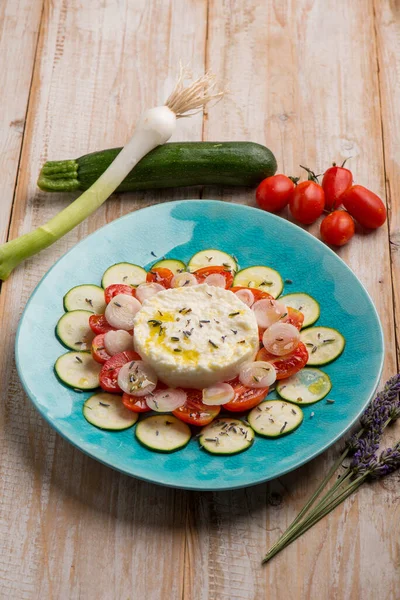 Crema Mozzarella Con Rodajas Tomates Zucchinis Flor Lavanda —  Fotos de Stock