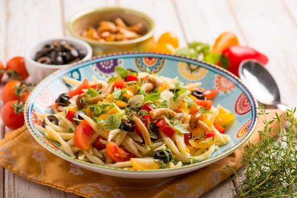 Kalte Salatnudeln Mit Pilztomaten Paprika Und Schwarzen Oliven — Stockfoto