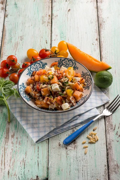 Salada Arroz Com Mussarela Melão Arroz Preto Tomates — Fotografia de Stock