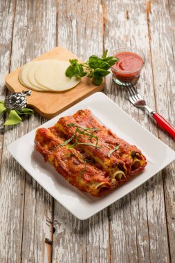 Domates soslu patlıcanlı cannelloni.