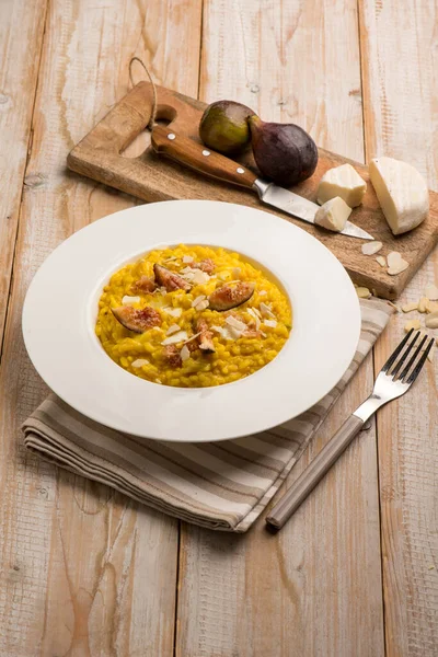 Milaneser Risotto Mit Käsefeige Und Mandelscheiben — Stockfoto