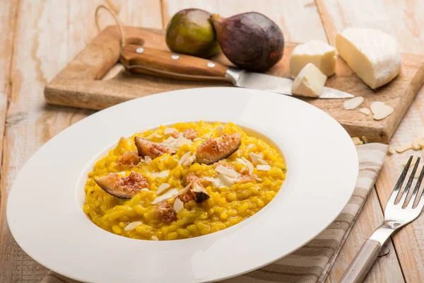 Risotto Milanés Con Higo Queso Almendras Rodajas — Foto de Stock