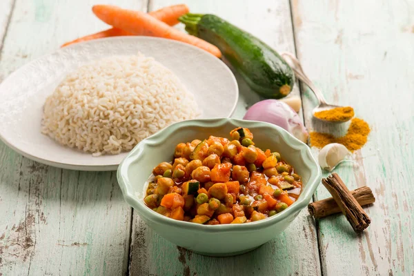 Rýže Basmati Zeleninovým Salátem Kurkuma Skořicí — Stock fotografie