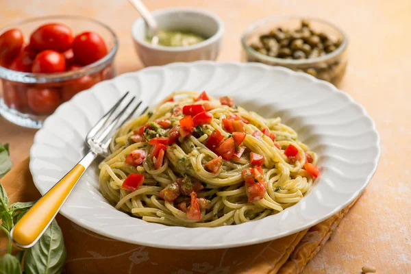 Spaghetti Pesto Sauce Tomatoes Fres Capers — Stock Photo, Image