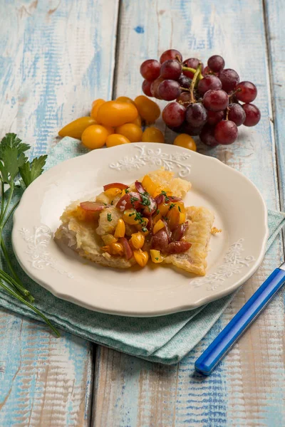 トマトとブドウで揚げたタラの魚 — ストック写真