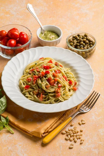 Spagetti Pesto Szósszal Paradicsom Krumpli Kapribogyó — Stock Fotó