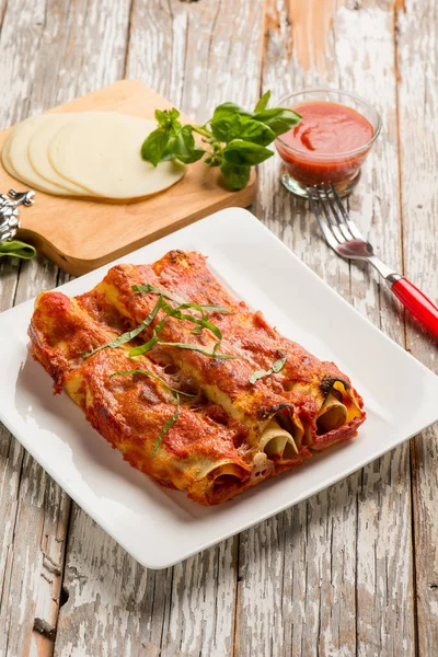 Canelone Berinjela Com Molho Tomate — Fotografia de Stock