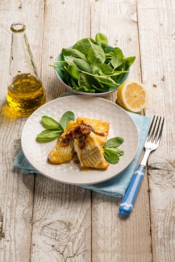 Soğanlı morina balığı ve taze ıspanak salatası.