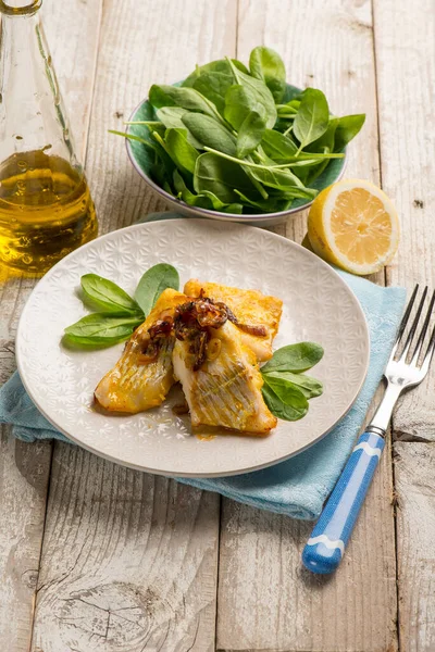 Cod Baked Onions Fresh Spinach Salad — Stock Photo, Image