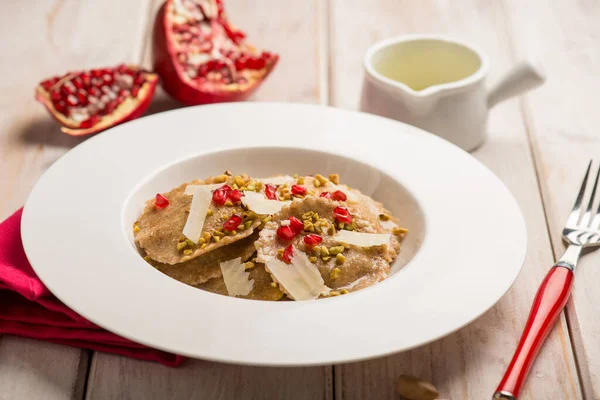 Artischocken Ravioli Mit Granatapfel Und Parmesan Flocken — Stockfoto