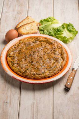 Marul ve peynirli vejetaryen omleti.