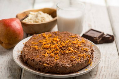 Armut sütü ve portakal rendelenmiş kabuklu çikolatalı kek.