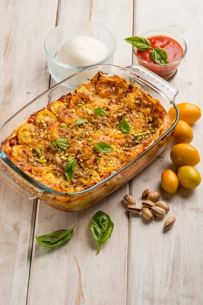 Lasagne Con Mozzarella Pomodoro Fresco Pistacchi — Foto Stock