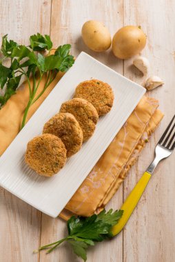 Balık kroket, sarımsak ve patates.