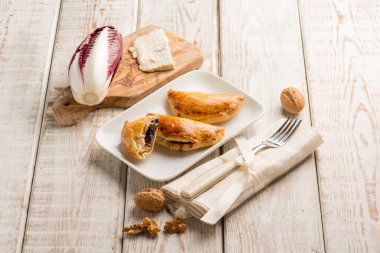 Gorgonzola peyniri ve hindiba ile doldurulmuş panzerotti
