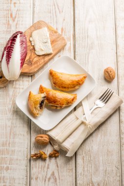 Gorgonzola peyniri ve hindiba ile doldurulmuş panzerotti