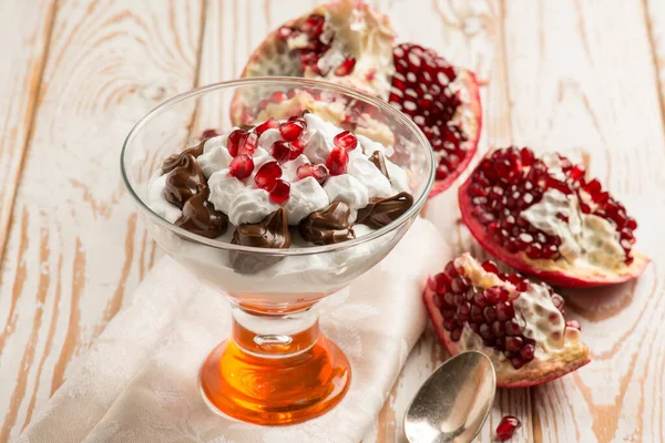 Xícara Sobremesa Com Chocolate Romã Creme Chantilly — Fotografia de Stock