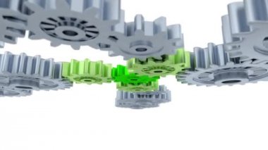 Altında ve bir küçük yeşil dişli üzerinde duruldu gümüş vites yukarıda binmek