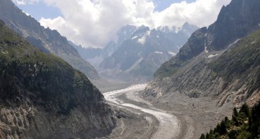 Fransız buzulun Mer de Glace güneşin ve bulutların birlikte Mont Blanc massif içinde büyük görünüm